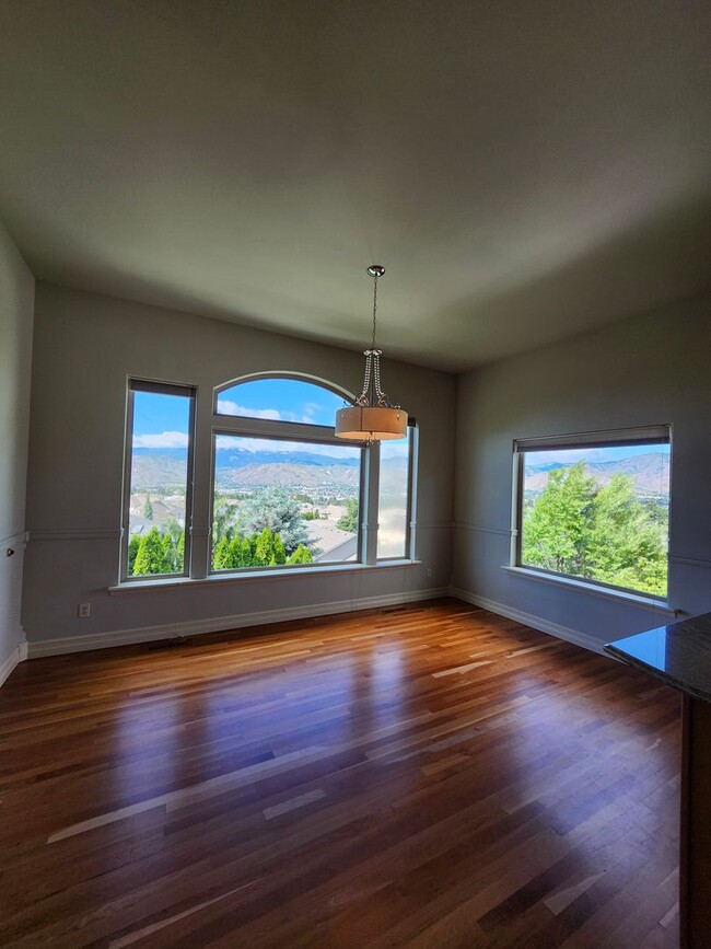 Building Photo - MOVE IN SPECIAL! Gorgeous Fully Furnished ...