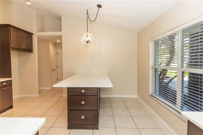 Building Photo - 12 Peruvian Ln