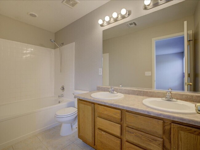 Building Photo - 4 Bedroom 2 Bathroom