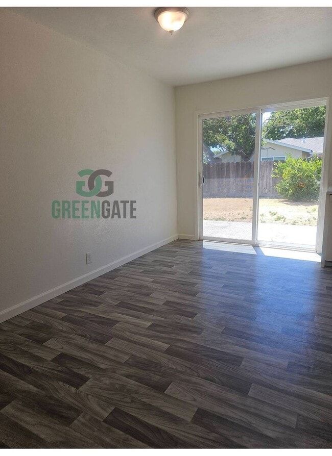 Building Photo - 3 BEDROOM 2 BATH HOME MOVE IN READY IN MOD...