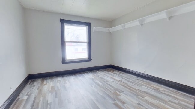 Building Photo - 6-7 Calihan Park