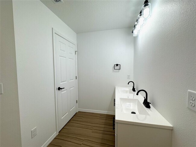 Building Photo - 8789 E Albertson Ct