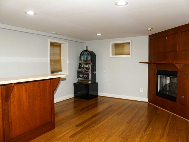 Building Photo - 903 Crestview Dr