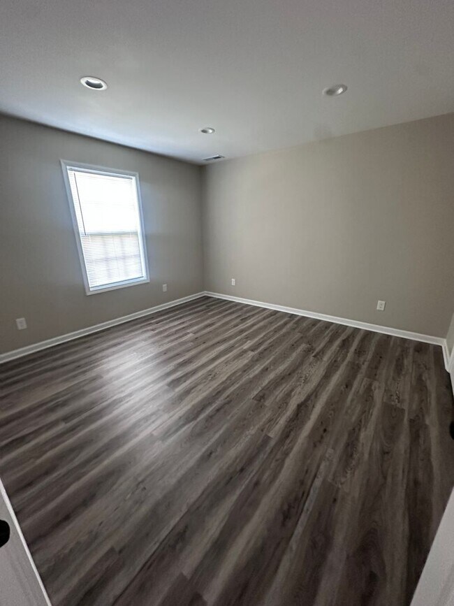 Building Photo - 400 Sanderson Dr