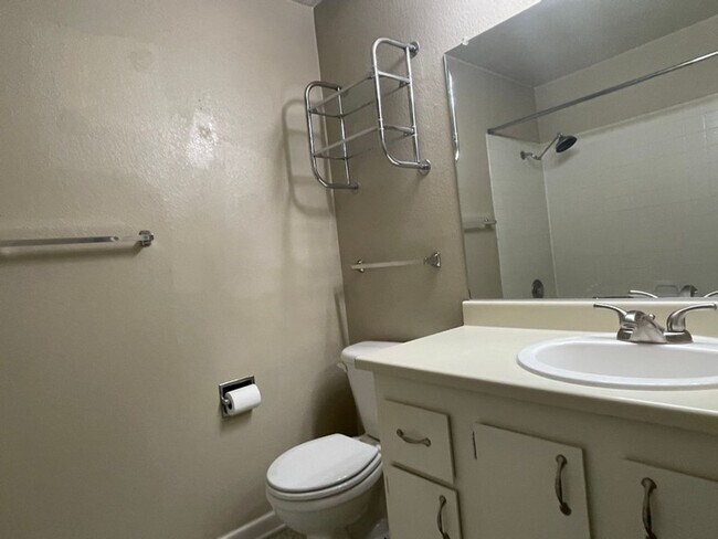 Building Photo - One Bedroom Condo with Den in Southeast Reno