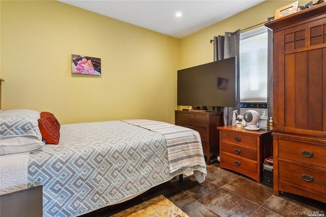 Building Photo - 225 E Walnut St