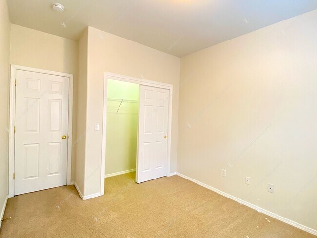 Building Photo - Beautiful, updated 3 BR on westside close to tons of recreation!