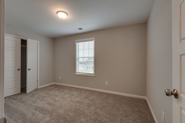 Building Photo - Live in Style and Comfort in Sought-After ...