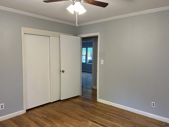 Building Photo - 2855 Riverview Rd