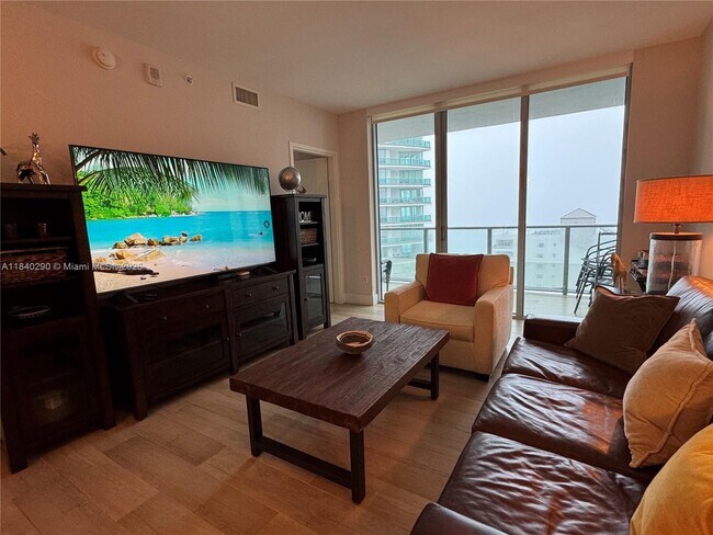 Building Photo - 1300 Brickell Bay Dr