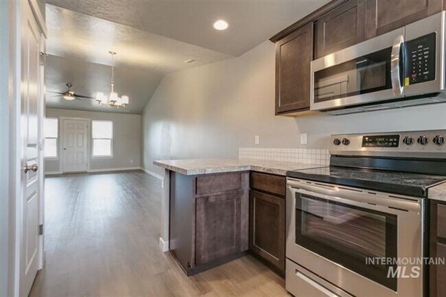 Building Photo - Wonderful 3 bedroom 2 bath single level living-PHOTOS SIMILAR