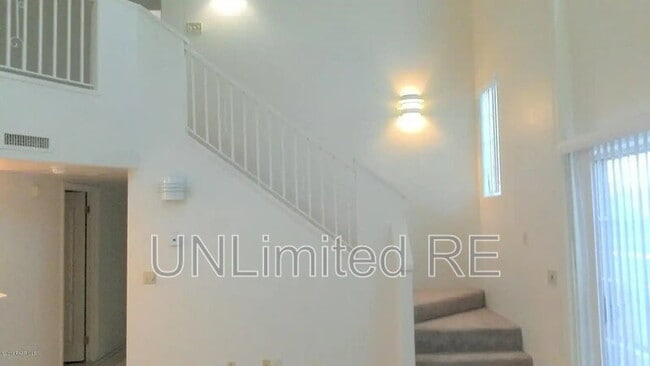 Building Photo - 3285 N Hedgewood Dr