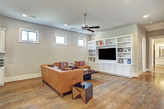 Building Photo - 5655 Locke Ln