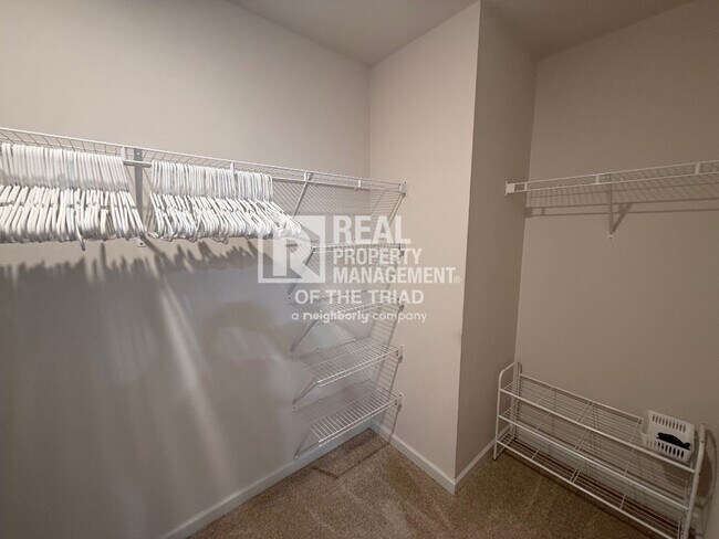 Building Photo - 4 Bedroom/3 Bath 2 Story House in Greensboro
