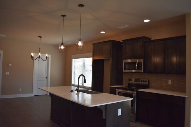 Building Photo - Upscale 4 Bedroom 3.5 Bathroom In The Heart of Fayetteville!!