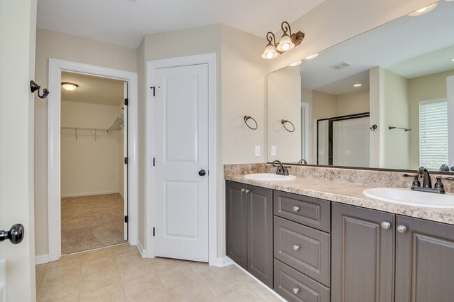 Building Photo - Canterbury Farms - 4 Bed 2.5 Bath