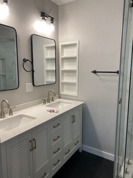 Master Bath - 1811 Garfield St