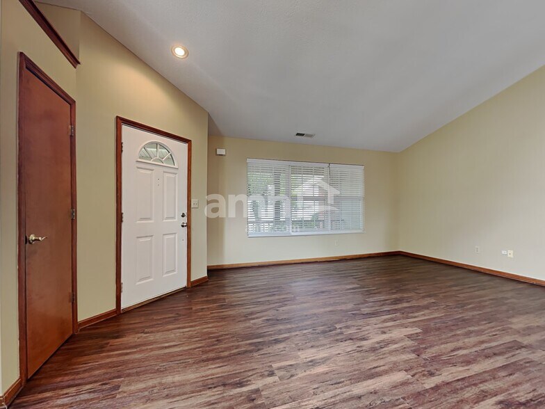 Building Photo - 333 Greenwood Ln