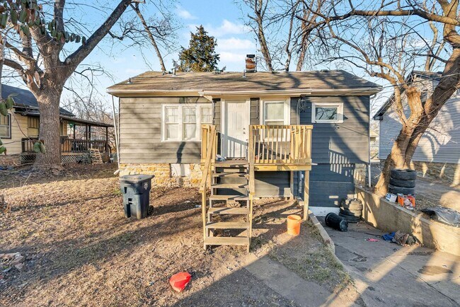 Building Photo - Beautiful 2 Bedroom 1 Bathroom Home in Kansas City!