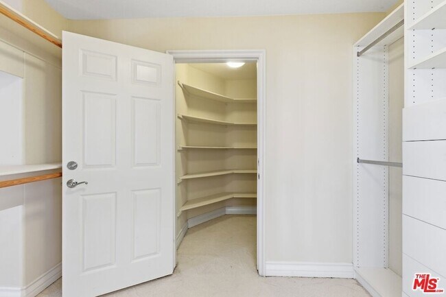 Building Photo - 6003 County Oak Rd