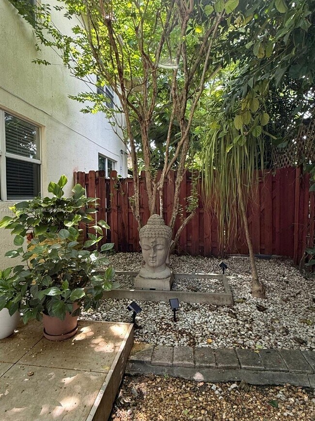 Primary Photo - 530 NE 15th Ct