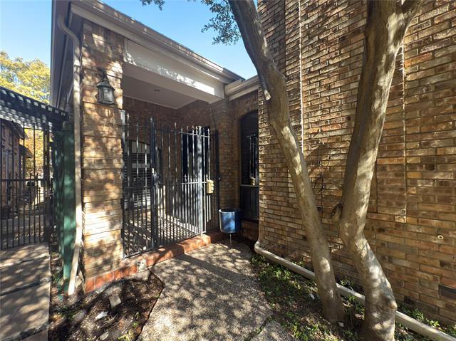 Building Photo - 5991 Lindenshire Ln