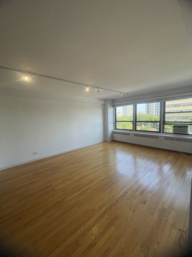 Building Photo - 4180 N Marine Dr