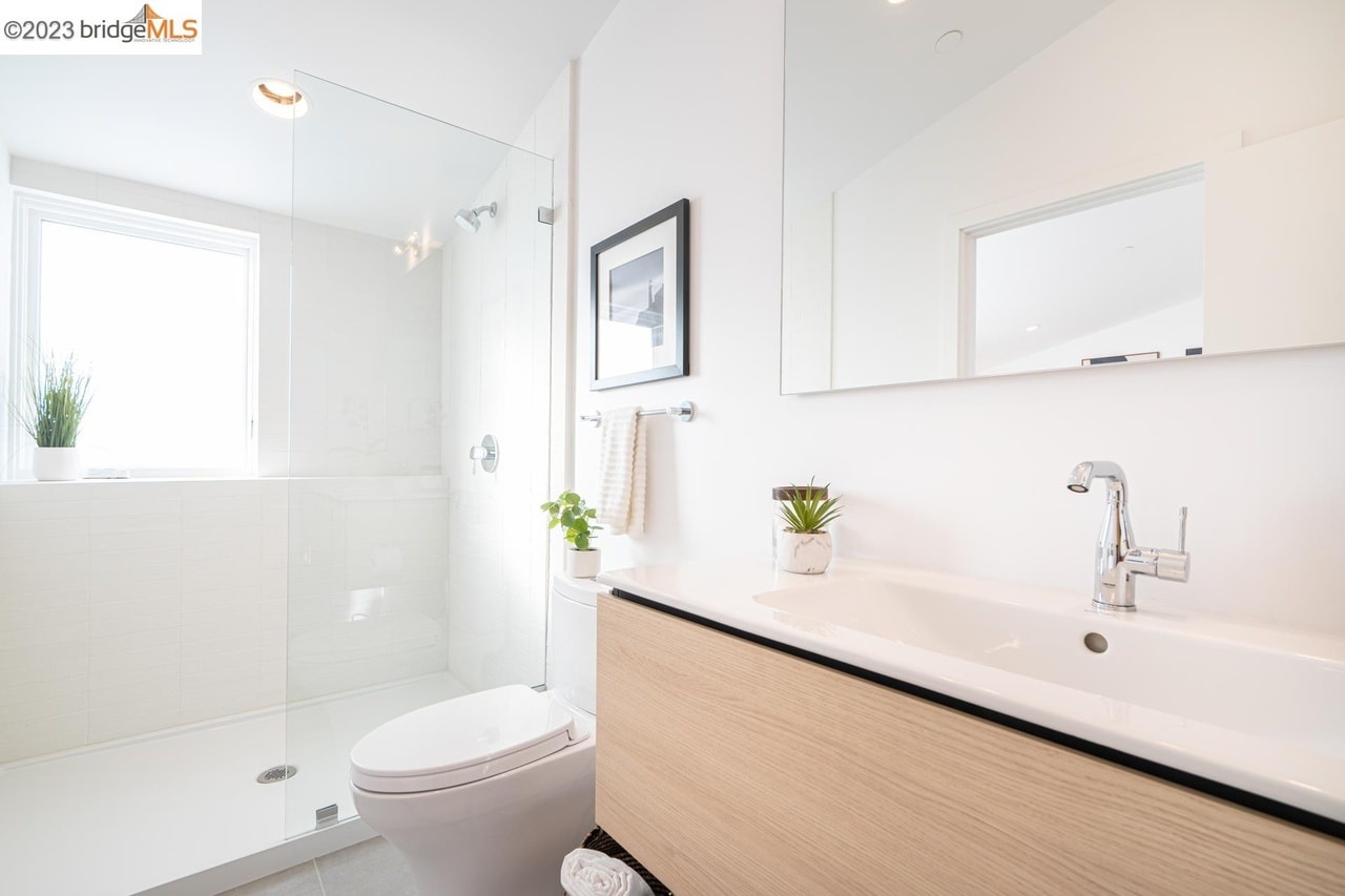 Master Bath - En Suite - 802 Apgar St