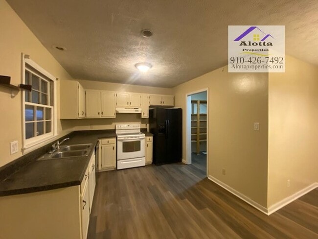 Building Photo - 733 Goodyear Dr