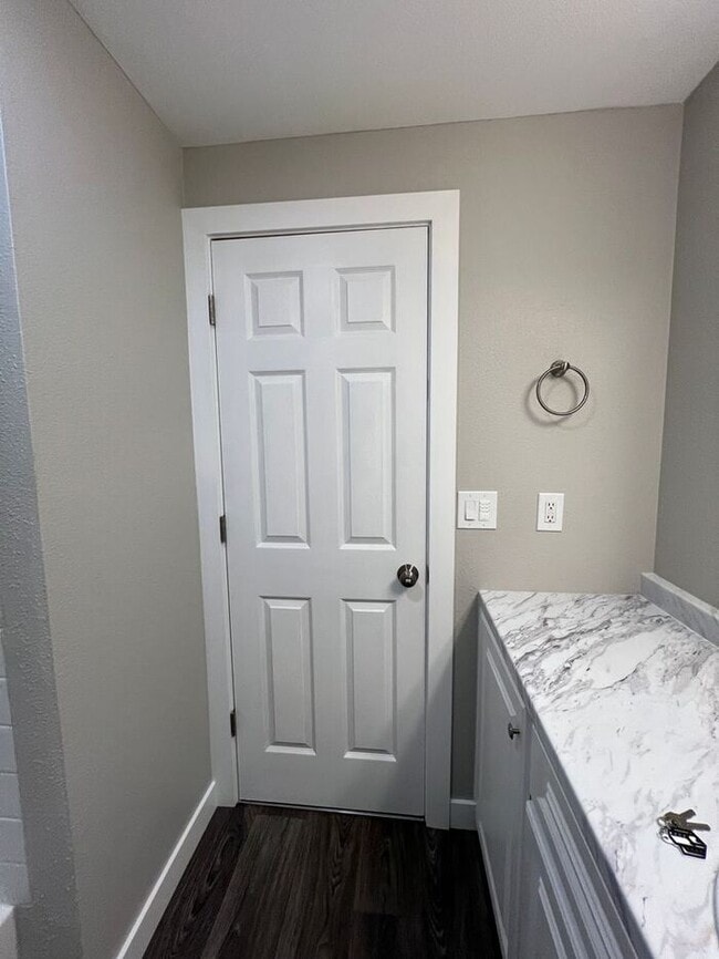 Building Photo - Updated 2BD/1BA Townhome- Move-In Ready Just in Time for Summer!