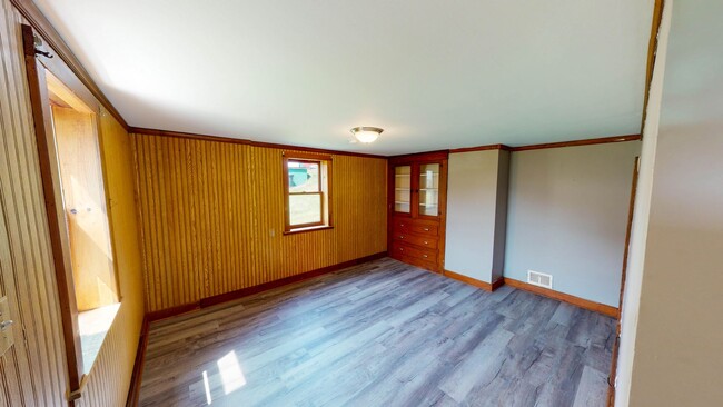 Building Photo - 4 Bedroom / 1 Bath Home For Rent!