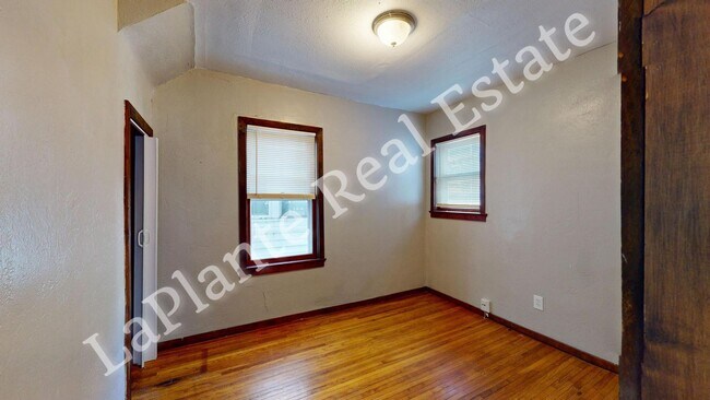 Building Photo - Welcome to this charming 3-bedroom, 1-bath...