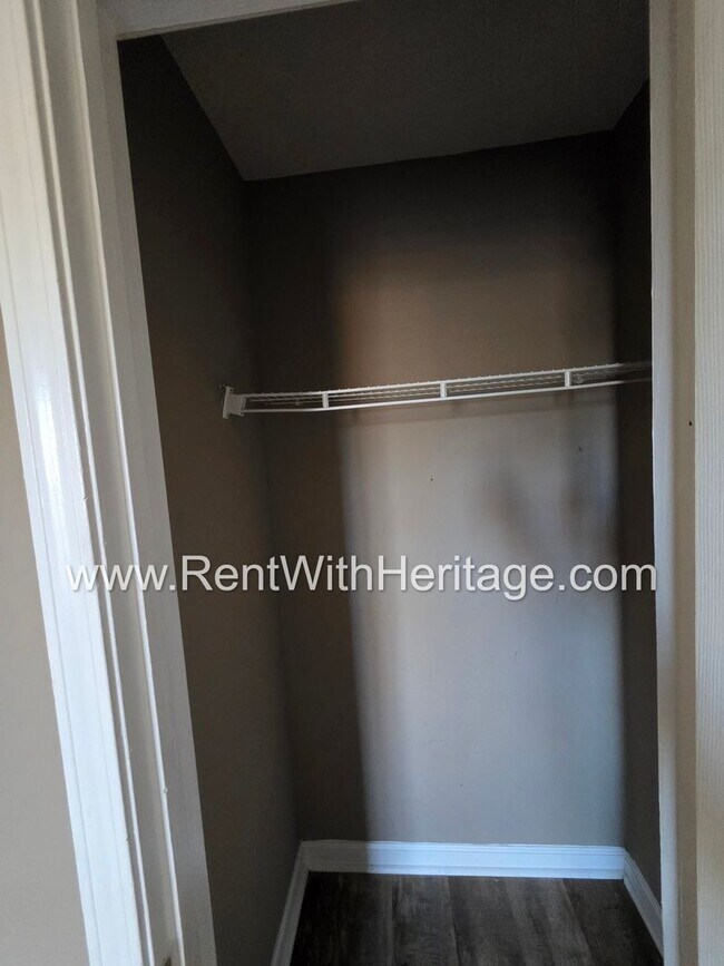 Building Photo - Awesome 3 bd/ 2 bath home / Ranch Home / No Steps / Upgrades Galore / Great Location