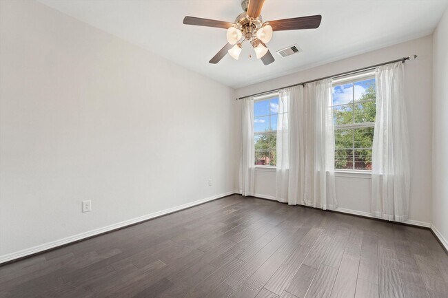 Building Photo - Exquisite 2-Story Home in a Prime Location...