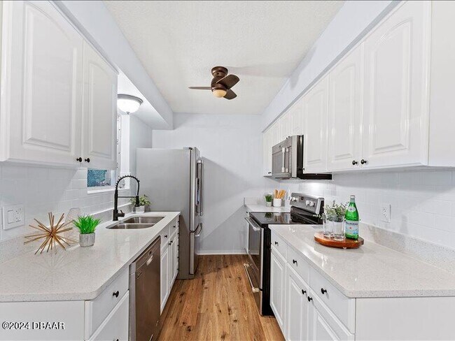 Building Photo - 879 Ponderosa Dr
