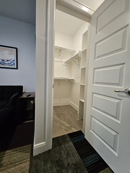 1st floor bedroom / airbnb - 2720 Grand Fountains Dr
