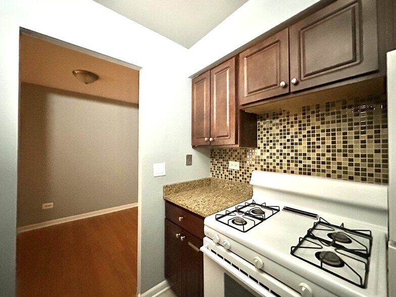 Building Photo - 5820 N Sheridan Rd