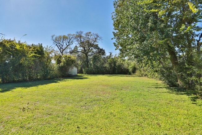 Building Photo - 812 Coolidge St