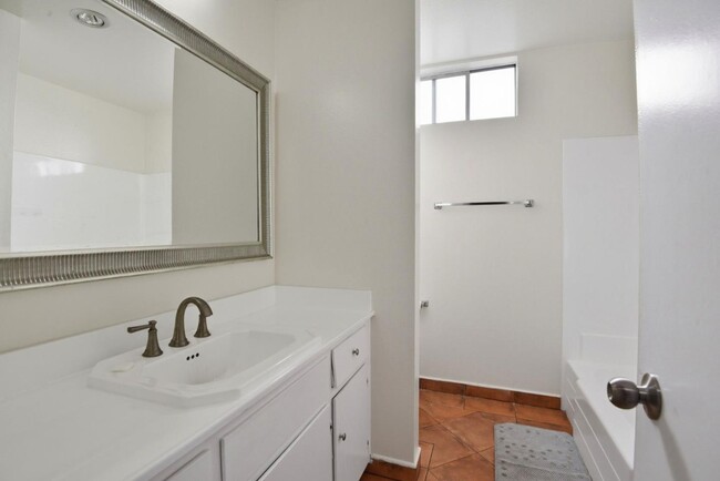 Building Photo - 545 Chestnut Ave