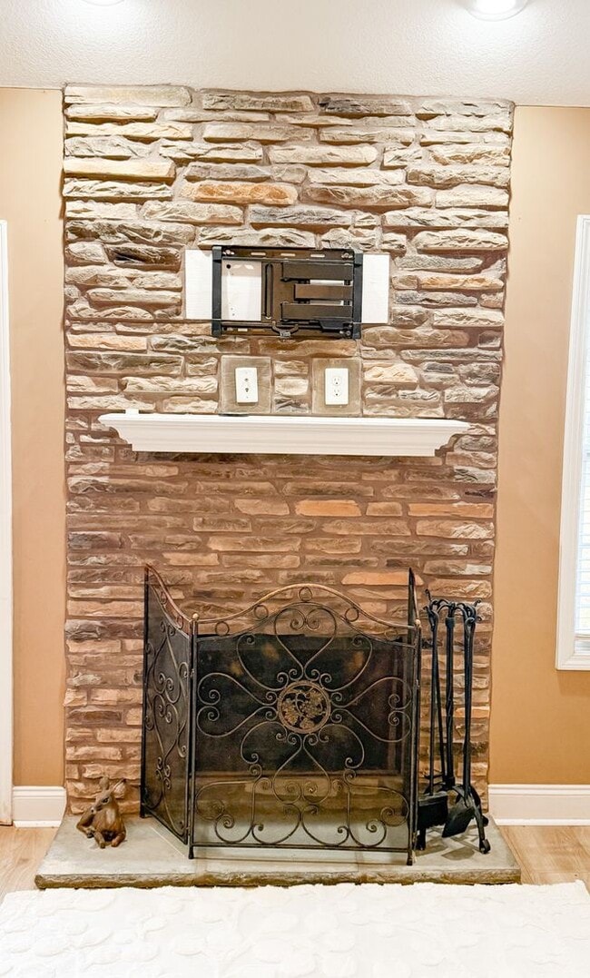 Building Photo - 3 Bedroom 2 Bathroom home! Large Fenced in Backyard!