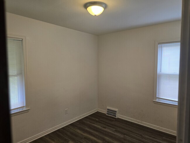 Building Photo - 15603 Lappin St