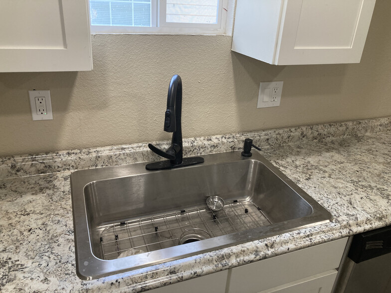 Building Photo - 2520 N Hickory St