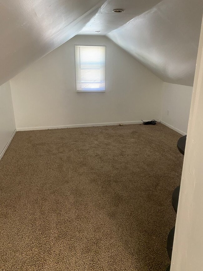 Building Photo - 3 bedroom 2 bath bungalow with basement and garage in Wayne