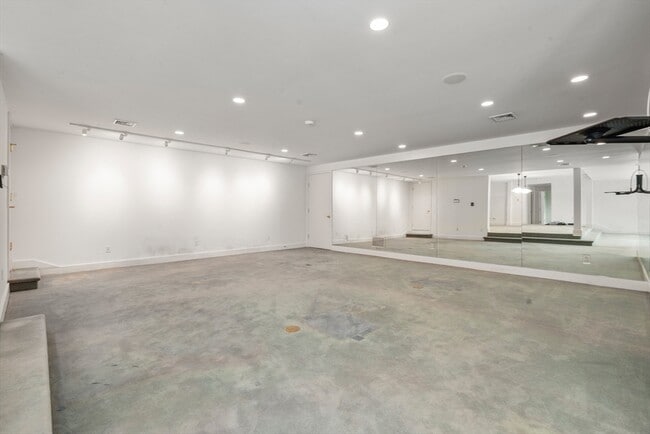 Building Photo - 225 Kenrick St