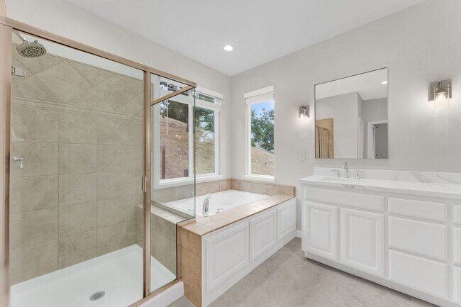 Building Photo - Gorgeous remodeled 3 bedroom, 3 full bathroom home for rent!