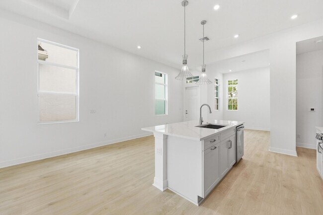 Building Photo - 140 SE Via Tirso