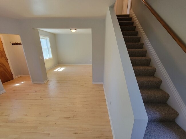 Building Photo - AVAILABLE JULY 1ST 3 Bedroom2 Bathroom + Office