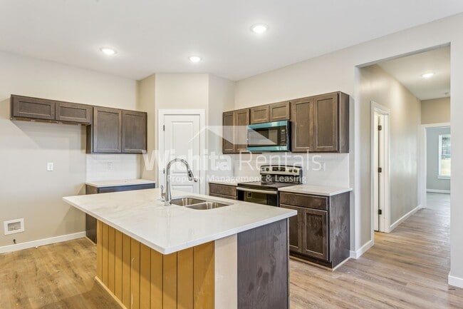 Building Photo - Brand new duplex