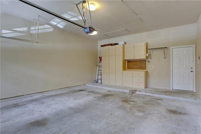 Building Photo - 1905 Kinney Ave