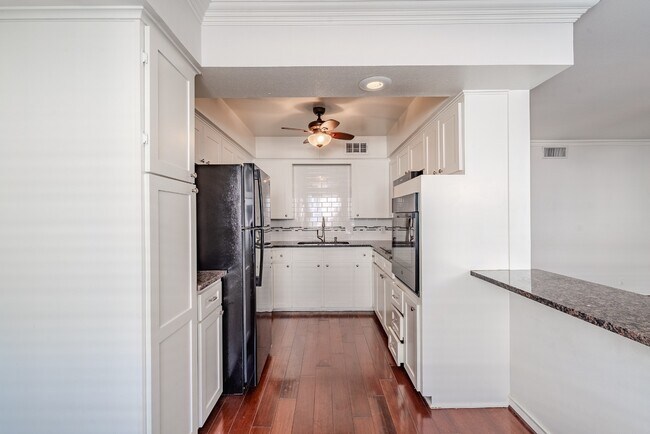 Building Photo - 6106 Averill Way